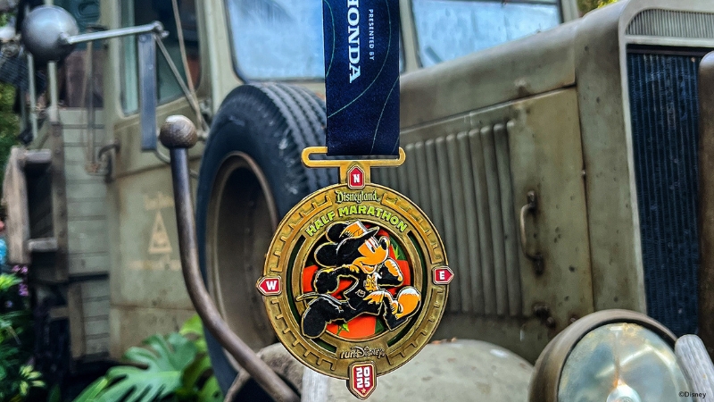 Medalhas runDisney 2025: Conheça as recompensas do Disneyland Half Marathon Weekend!