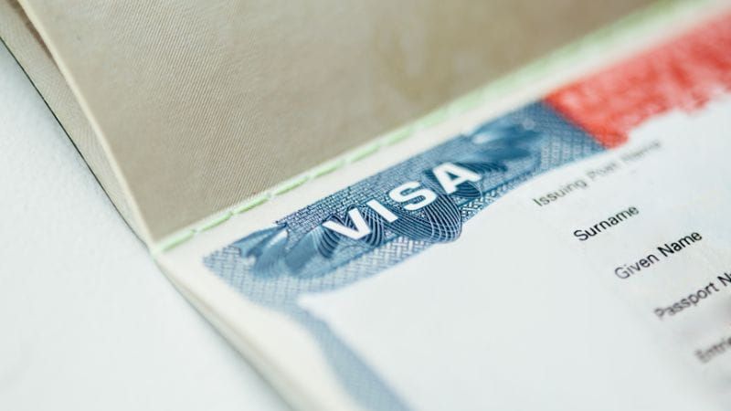 Saiba como funciona a isenção de entrevista para visto americano, quem tem direito e as regras atualizadas para brasileiros.