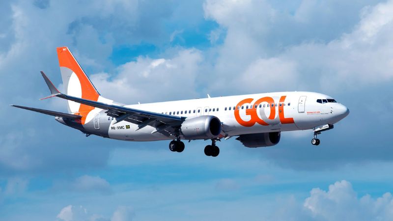 A Gol Linhas Aéreas revelou sua malha de alta temporada para o verão 2025/2026, e o anúncio já entrou para a história da companhia. Entre dezembro e fevereiro, serão 65 mil voos e cerca de 12 milhões de assentos, um aumento de 15% em comparação com o verão passado. Esse movimento consolida a Gol como uma das principais responsáveis pela expansão da conectividade aérea no Brasil e no exterior.