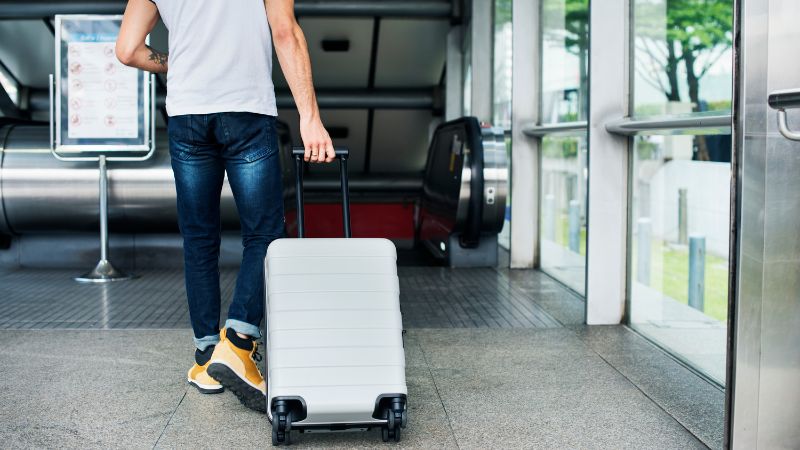 Câmara aprova volta da bagagem gratuita: o que muda nos voos brasileiros