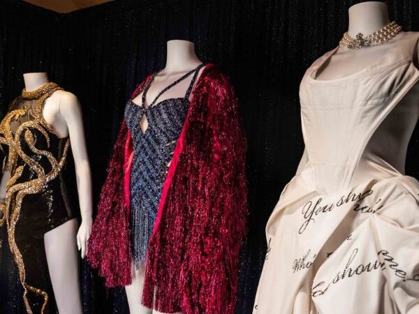 Taylor Swift e Disney: exposição inédita de figurinos de The Eras Tour chega ao Hollywood Studios